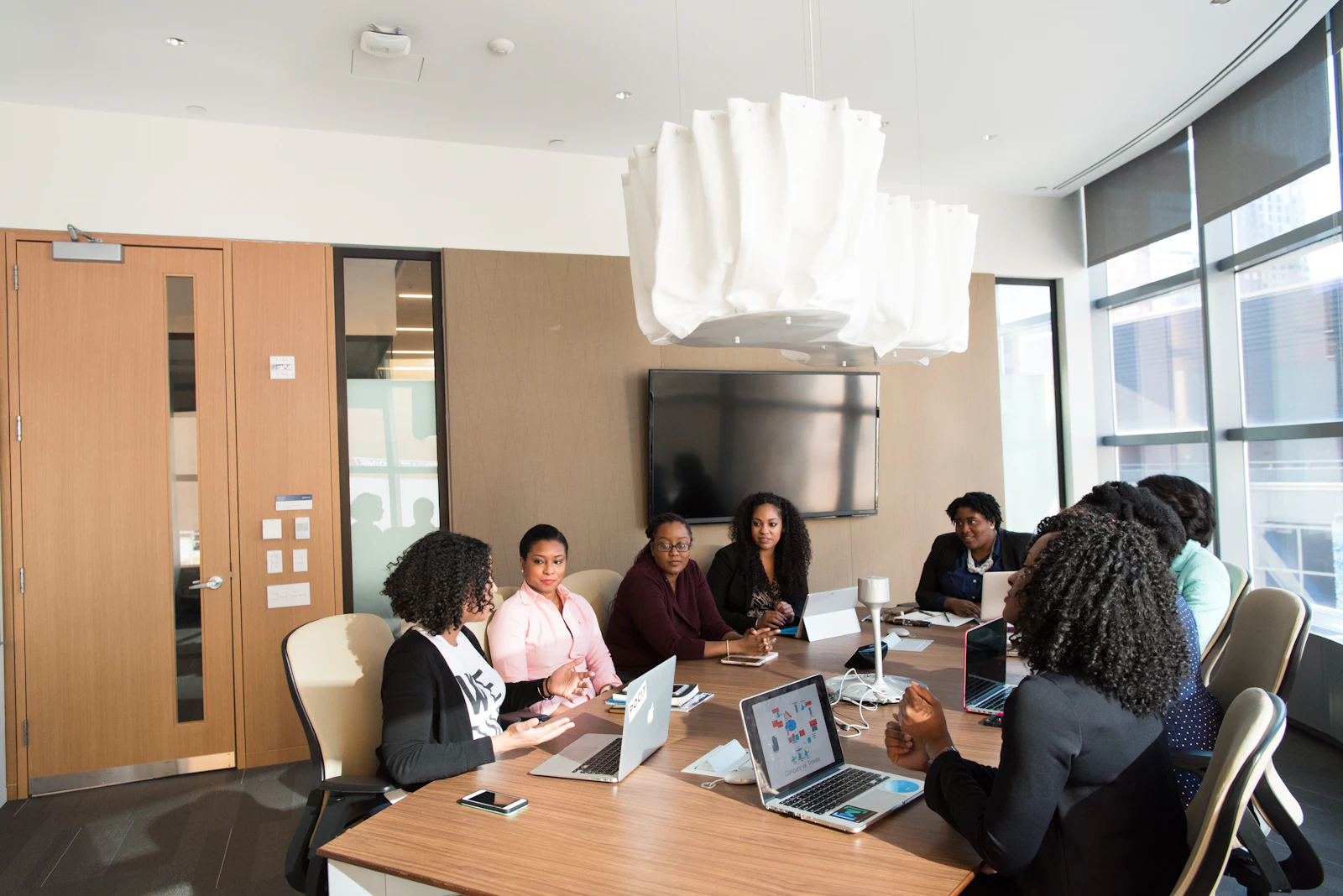 Elnux consultants in a client meeting